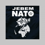 Jebem NATO - plavky s mot&iacute;vom - plavkov&eacute; p&aacute;nske kraťasy s pohodlnou gumou v p&aacute;se a &scaron;n&uacute;rkou na dotiahnutie vhodn&eacute; aj ako klasick&eacute; kraťasy na voľn&yacute; čas